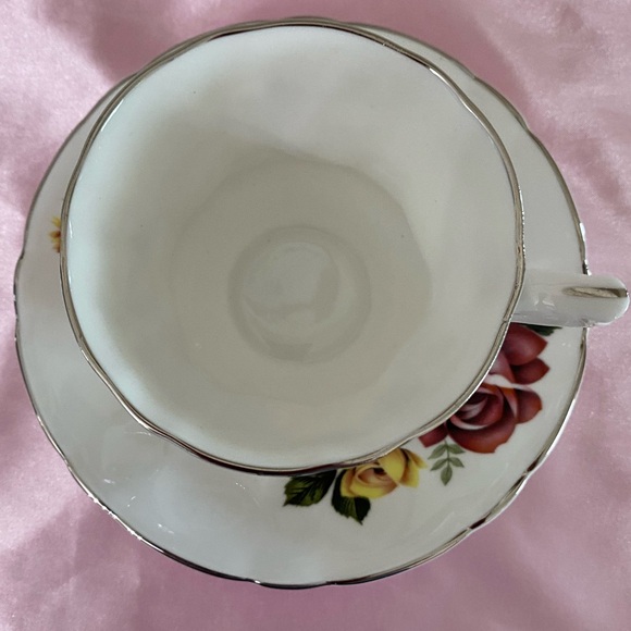 EUC VTG ROYAL WINDSOR 3082 BONE CHINA FOOTED TEACUP AND SAUCER WITH ROSES - Picture 3 of 9